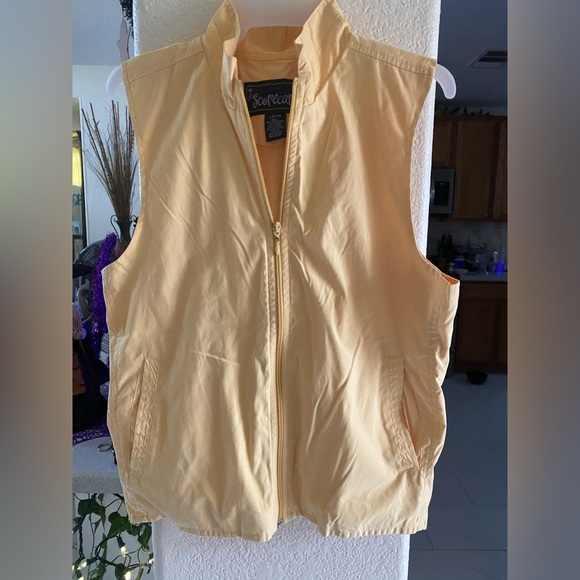 SCORECARD : Women’s Golf Vest , Size Large , Yellow in color - Picture 1 of 7